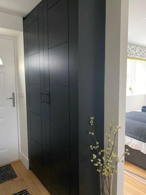 New Studio Apartment - Minutes Walk To Cathedral ソールズベリー エクステリア 写真