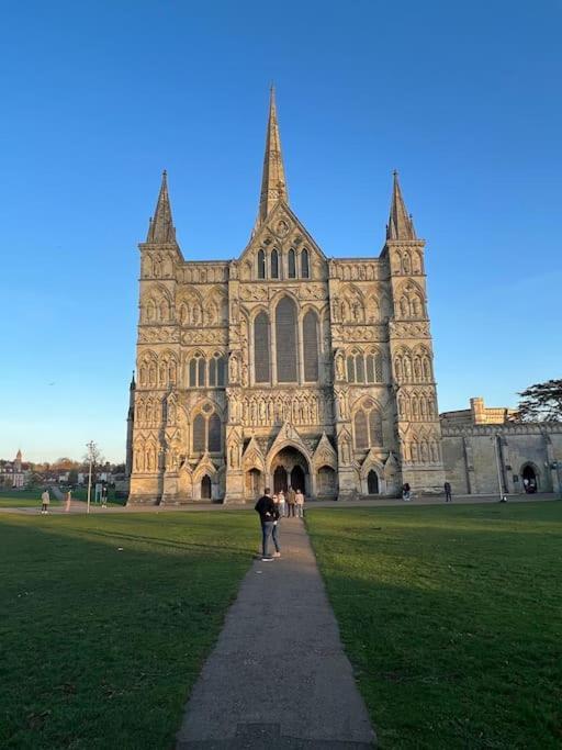 New Studio Apartment - Minutes Walk To Cathedral ソールズベリー エクステリア 写真