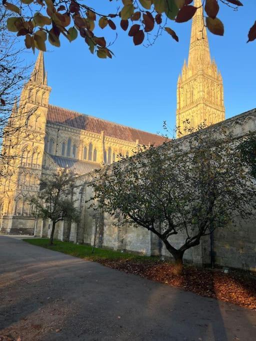 New Studio Apartment - Minutes Walk To Cathedral ソールズベリー エクステリア 写真