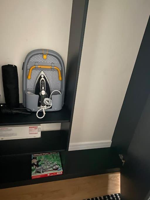 New Studio Apartment - Minutes Walk To Cathedral ソールズベリー エクステリア 写真