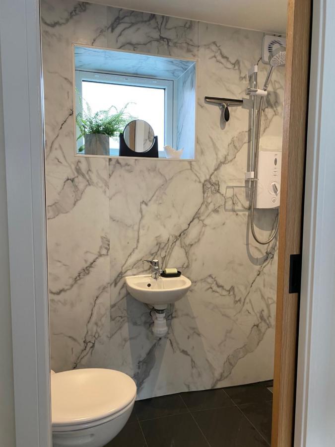New Studio Apartment - Minutes Walk To Cathedral ソールズベリー エクステリア 写真