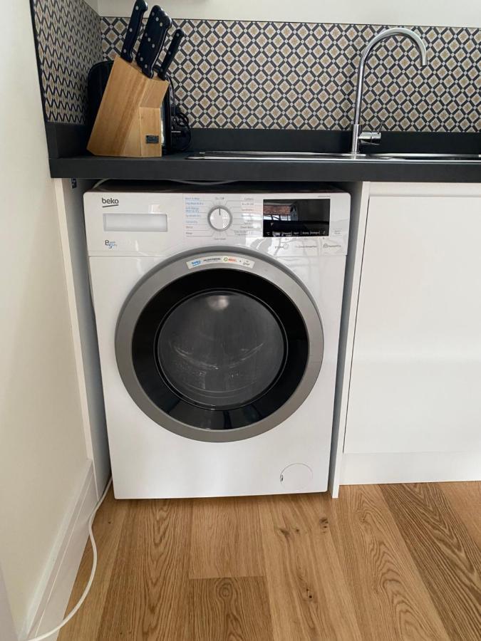 New Studio Apartment - Minutes Walk To Cathedral ソールズベリー エクステリア 写真
